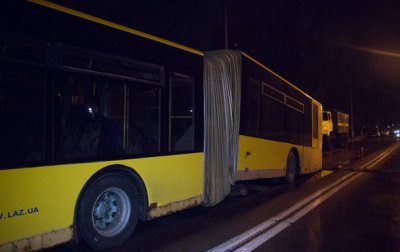 В Киеве "лежачий полицейский" разломал автобус - «Украина»