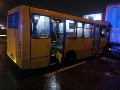 В Киеве маршрутка столкнулась с грузовиком - «Новороссия»