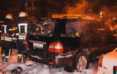 В Киеве на парковке подожгли авто - (видео)