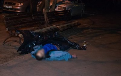 В Киеве нашли мертвого мужчину во дворе жилого дома - «Украина»