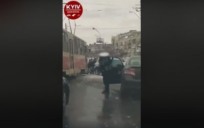 В Киеве пассажиры трамвая толкали авто "героя парковки" - «Украина»