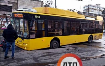 В Киеве под троллейбусом провалился асфальт - «Украина»