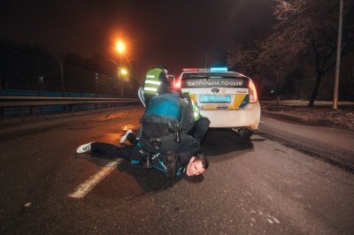 В Киеве пьяный водитель угрожал изнасиловать патрульных полицейских - «Новороссия»