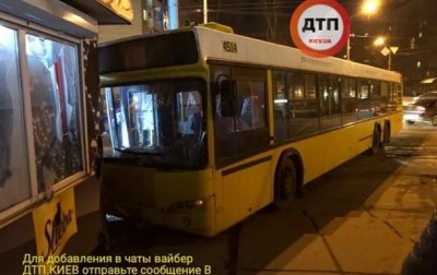 В Киеве водителю автобуса стало плохо: авто врезалось в магазин - «Украина»