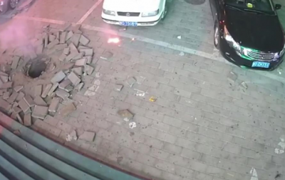 В Китае ребенок фейерверком взорвал канализацию - (видео)