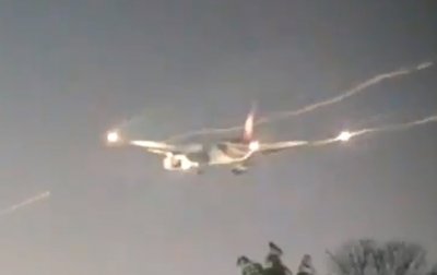 В Лондоне самолет совершил внеплановую посадку - (видео)