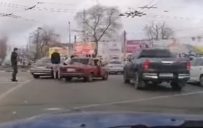 В Николаеве дорожный конфликт перерос в драку - (видео)