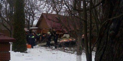 В Подмосковье легкомоторный самолет упал на дом