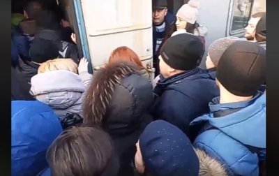 В соцсетях обсуждают, как жители Киева штурмуют городскую электричку - (видео)