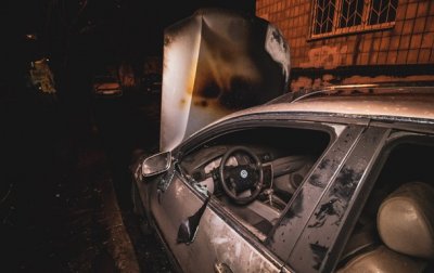 Во дворе многоэтажки в Киеве сгорело авто - «Украина»