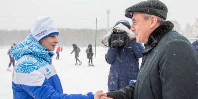 Врио губернатора Сахалина вручил мальчику из интерната билет на матч российской хоккейной сборной