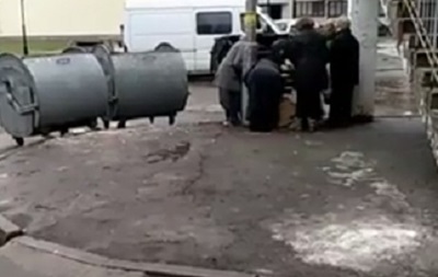 В Киеве пенсионеры подрались за "просрочку", выброшенную на помойку - (видео)