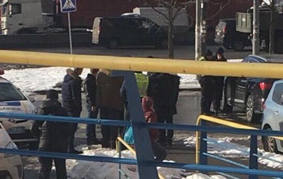 В Киеве водитель элитного авто прятался от вооруженных грабителей в банке - «Украина»