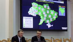 Дурной знак: Внук Петра Порошенко уронил бюллетень деда и наступил на него ногой - «Политика»