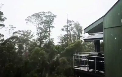Австралию заметает снегом - (видео)