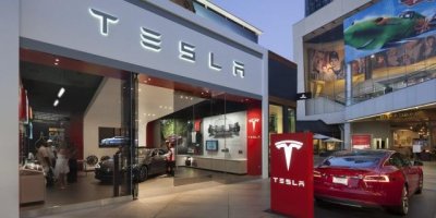 Илон Маск закрывает все магазины Tesla