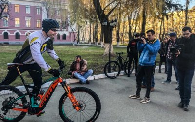 Кличко приехал голосовать на велосипеде - (видео)