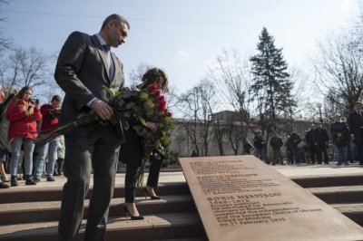 Кличко торжественно открыл сквер имени Немцова возле посольства РФ в Киеве - «Новороссия»