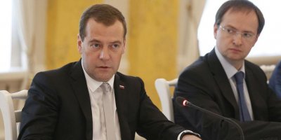 Медведев приостановил приказ Мединского об объединении Александринки и Театра имени Волкова