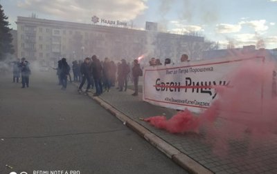 Митингующие облили кровью Херсонскую ОГА - (видео)