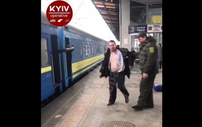 На вокзале в Киеве мужчина пытался вскрыть себе вены - «Украина»