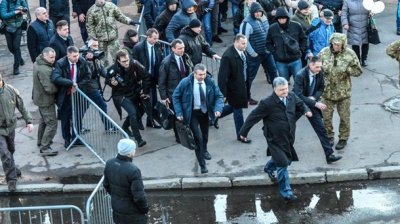 «Нацкорпус»* освистал и выгнал Порошенко с митинга в Житомире - «Новороссия»