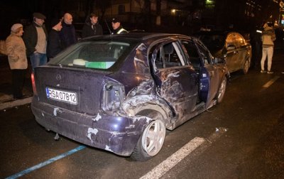 Ночью в Киеве столкнулись три авто - (видео)