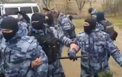 Обыски в Крыму: местные жители подрались с ОМОНом - (видео)