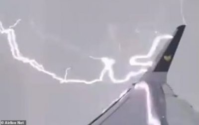 Пассажир снял на видео удар молнии в самолет - (видео)