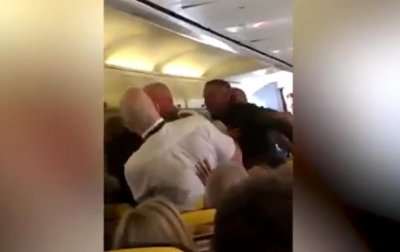 Пассажиры самолета подрались из-за женских ног - (видео)