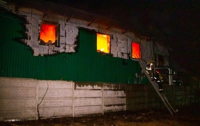 Пожар на предприятии под Киевом тушили всю ночь - (видео)