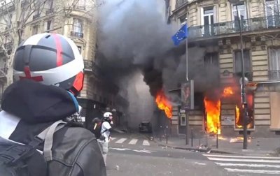 Протесты в Париже: при пожаре в банке пострадали 11 человек - (видео)