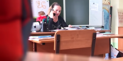 Томский педагог на уроке пообщалась матом по телефону и похвасталась двумя высшими образованиями