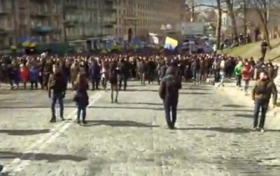 Тысячи митингующих в Киеве направляются к правительственному кварталу - «Украина»