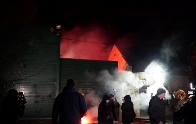 Украинские радикалы забросали дом Медведчука петардами — видео - «Новороссия»