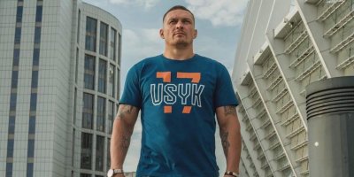 Украинский боксер Усик не стал драться с россиянином и лишился статуса чемпиона мира
