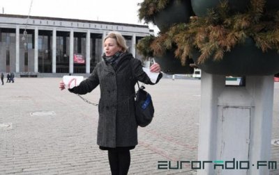 В центре Минска женщина приковала себя к столбу - (видео)