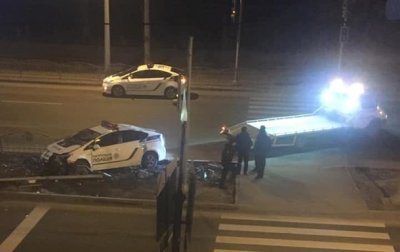 В Харькове полицейский автомобиль снес светофор - «Новороссия»