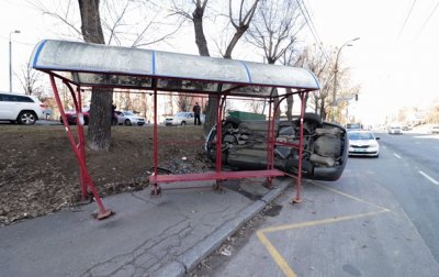 В Киеве автомобиль снес остановку - «Украина»