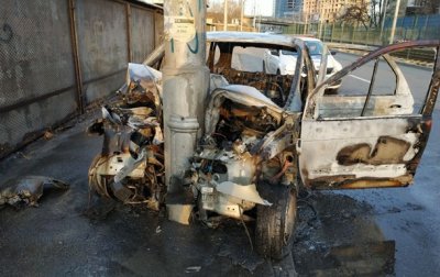 В Киеве автомобиль врезался в столб и сгорел - «Украина»