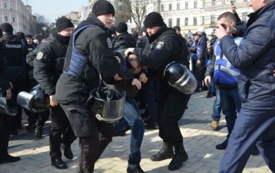 В Киеве нацисты подрались с полицией во время шествия феминисток — видео - «Новороссия»
