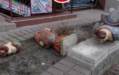 В Киеве неизвестные разгромили памятник казакам из мультика - «Украина»