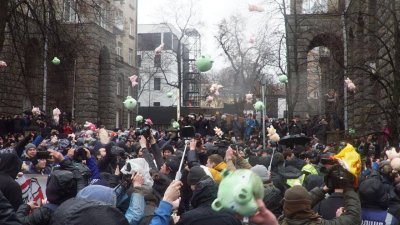 В Киеве радикалы устроили Порошенко плюшевый «свинопад» - «Новороссия»