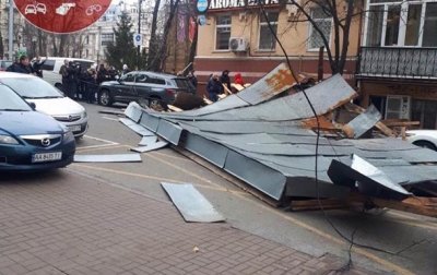 В Киеве сильный ветер снес крышу со здания - «Украина»
