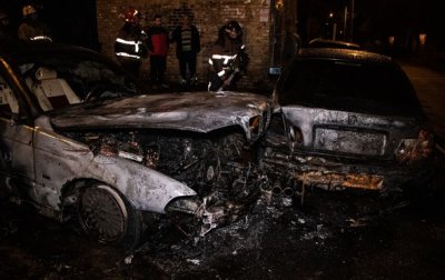 В Киеве во дворе дома горели два авто - «Украина»