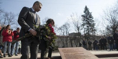В Киеве возле посольства России открыли сквер имени Немцова