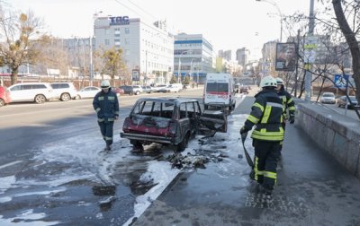 В Киеве вспыхнул автомобиль с людьми в салоне - (видео)