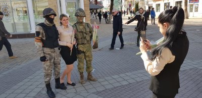 В Крыму «вежливые люди» дарили женщинам на улицах цветы - «Новороссия»