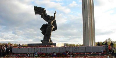 В Латвии собрали 10 тысяч подписей за снос советского памятника победы