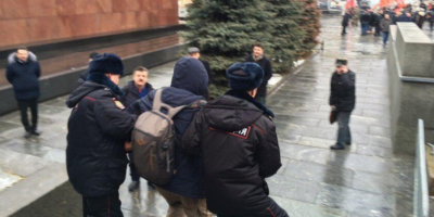 В Москве задержали активистов, бросивших цветы в памятник Сталину
